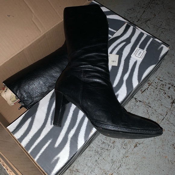 Black leathered heel boots - Picture 2 of 2